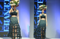 Hoa hậu Thùy Dung gặp sự cố giẫm rách váy trên catwalk