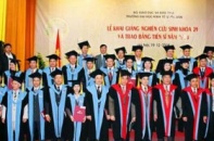 Tiến sỹ phải giao tiếp bằng ngoại ngữ trôi chảy