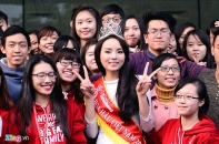 Hàng trăm sinh viên Ngoại Thương chào đón hoa hậu Kỳ Duyên