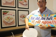 Thử thách "ăn phở khổng lồ" được thưởng tiền ở Việt Nam lên báo nước ngoài