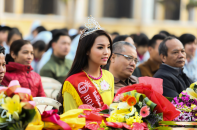 Hoa hậu Kỳ Duyên hạnh phúc về thăm trường cũ