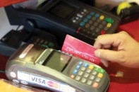 Tăng phí thẻ: Ngân hàng nào mạo hiểm?