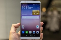Huawei “đá xoáy” Apple và Samsung