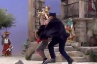 Người phụ nữ cởi trần “bắt cóc” tượng Chúa Jesus ở Vatican