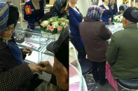 Cụ già nghèo khó mua nhẫn kim cương tặng vợ gây "sốt"