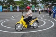 Sẽ bỏ quy định "ngực lép không được lái xe"