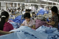 Thưởng Tết bằng chả cá, gạch men