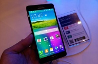 Hình ảnh thực tế smartphone mỏng nhất của Samsung