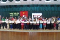 Báo Đầu tư trao 50 suất học bổng “Vì trẻ em Việt Nam” tại Bình Định