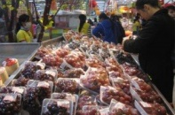 Người tiêu dùng dè dặt với hoa quả nhập khẩu