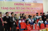 Báo Đầu tư trao học bổng tại Nghệ An