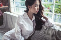 Ngọc Trinh xinh đẹp tư lự bên khung cửa sổ