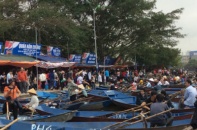 Khai hội Chùa Hương: "Cò" đeo bám, chủ đò vòi tiền, hàng quán chặt chém khách