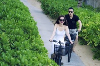 Ngọc Trinh và ông bầu Vũ Khắc Tiệp lãng mạn trên biển