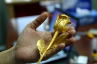 Quà tặng 8/3: Bông hồng vàng 55 chỉ, giá 250 triệu đồng