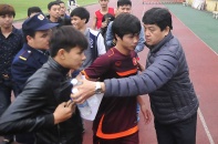 Cổ động viên hỗn loạn vây kín ông Miura, kéo tay Công Phượng