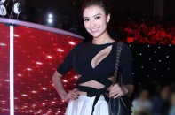 Người mẫu Hồng Quế mặc áo hở bạo đi xem The Remix