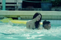 Khánh My sexy với bikini dạy bơi cho Đức Thịnh