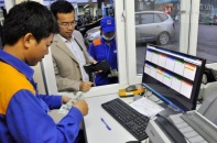 Giữ nguyên giá xăng, giảm giá dầu