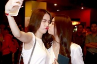 Ngọc Trinh, Linh Chi nhí nhảnh hôn môi đồng tính