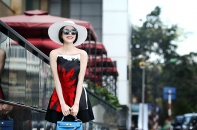 Trà Ngọc Hằng điệu đà phối váy với giày thể thao