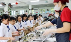 Hà Nội siết chặt chất lượng bữa ăn bán trú