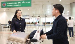 [Ảnh] Hải quan Tân Sơn Nhất căng mình giữ nhịp xuất nhập cảnh, hàng hóa dịp Tết 