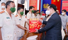 Chủ tịch Quốc hội chúc Tết cán bộ chiến sỹ công an, bác sỹ tỉnh Cà Mau