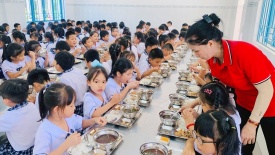 Nâng chuẩn bữa ăn học đường
