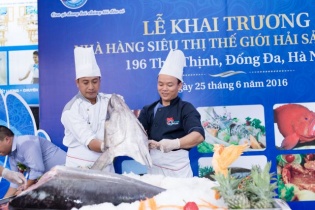 Chứng kiến các đầu bếp xẻ cá ngừ “khủng” tại Siêu thị Thế giới hải sản