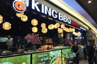 Sau King BBQ, Mặt Trời Đỏ rốt ráo nhượng quyền Hotpot Story, Khao Lao