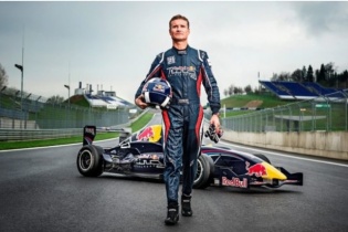 Cựu tay đua David Coulthard cùng chiếc “quái thú” F1 trình diễn ở Hà Nội