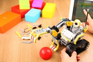 Robot giáo dục khai phá trí thông minh của trẻ   