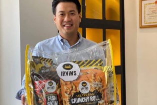 Phillip Nguyễn đưa món Snack da cá trứng muối “cực phẩm” đổ bộ về Việt Nam