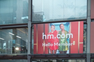 Zara chỉ cần một năm, nhưng H&M mất tới sáu năm để mở cửa hàng online tại Việt Nam