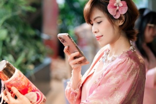 Jadify “bắt tay” họa sĩ Vương Linh ra mắt Bạch Mã Hồng Mai phiên bản giới hạn