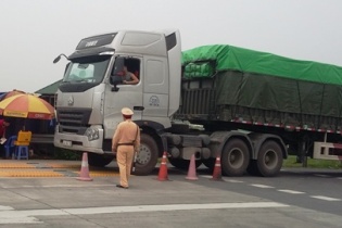 Xe đông lạnh quá tải hoành hành trên cao tốc Nội Bài-Lào Cai