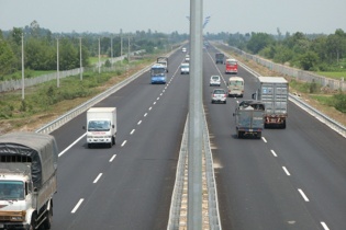 Cao tốc Hà Nội - Hải Phòng giảm 35% phí cho xe tải trên 18 tấn, xe container 40f