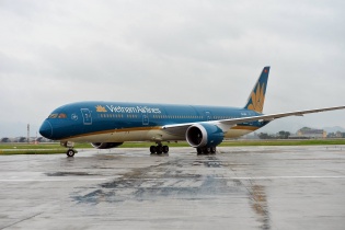 Ngắm Boeing 787-9 Dreamliner của Vietnam Airlines tại các địa danh nổi tiếng