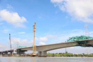 Hợp long cầu Sông Chà trên tuyến đường cao tốc Bến Lức - Long Thành