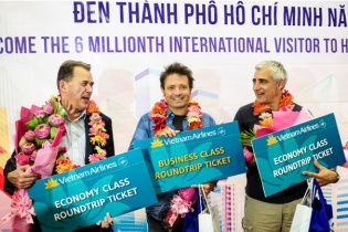 Vietnam Airlines đón khách quốc tế thứ 6 triệu  đến Thành phố Hồ Chí Minh trong năm 2017 