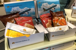 Vietnam Airlines phục vụ suất ăn nhẹ kiểu mới trên các chuyến bay ngắn