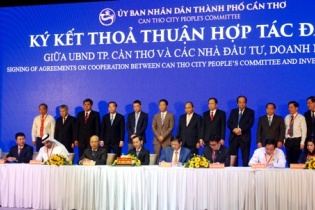 Vietjet nhận Kỷ niệm chương và ký thoả thuận đầu tư vào Cần Thơ