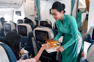 Vietnam Airlines khôi phục một số dịch vụ trên chuyến bay trước diễn biến tích cực của COVID-19