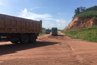 Xe tải hạng nặng phá nát đường gom cao tốc Bắc Giang – Lạng Sơn