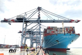 Tàu container lớn nhất thế giới cập cảng quốc tế Cái Mép 