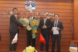 Trao chứng nhận Giáo sư đặc biệt Đại học Okayama, Nhật Bản cho một cán bộ ngành GTVT