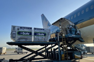 Vietnam Airlines vận chuyển gần 1 triệu liều vaccine do Nhật Bản hỗ trợ vào TP.HCM