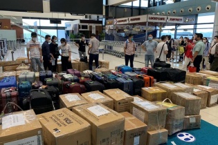 Chuyến bay đặc biệt chở 200 y, bác sĩ của 11 đoàn y tế vào Nam chống dịch