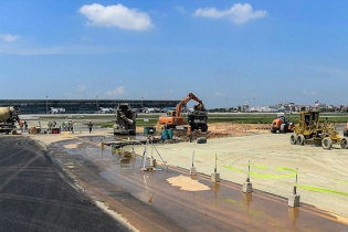 Bộ Giao thông cảnh cáo 2 nhà thầu thi công bê trễ tại dự án sân bay Nội Bài